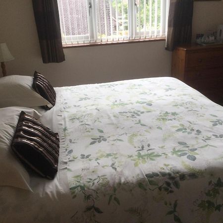 Albertine ,A Warm Welcome Awaits You ,Offering Room Only Or Bed And Breakfast ,Ideal Location For Solent Way ,High Street ,Isle Of Wight ,New Forest Lymington Bagian luar foto