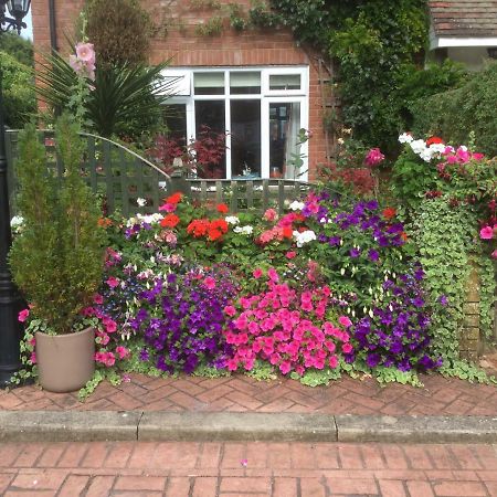 Albertine ,A Warm Welcome Awaits You ,Offering Room Only Or Bed And Breakfast ,Ideal Location For Solent Way ,High Street ,Isle Of Wight ,New Forest Lymington Bagian luar foto