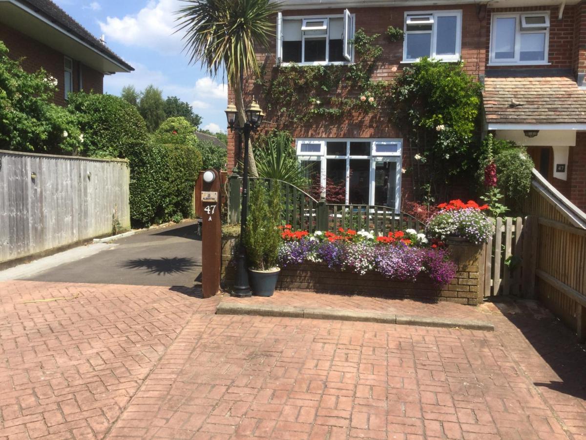 Albertine ,A Warm Welcome Awaits You ,Offering Room Only Or Bed And Breakfast ,Ideal Location For Solent Way ,High Street ,Isle Of Wight ,New Forest Lymington Bagian luar foto