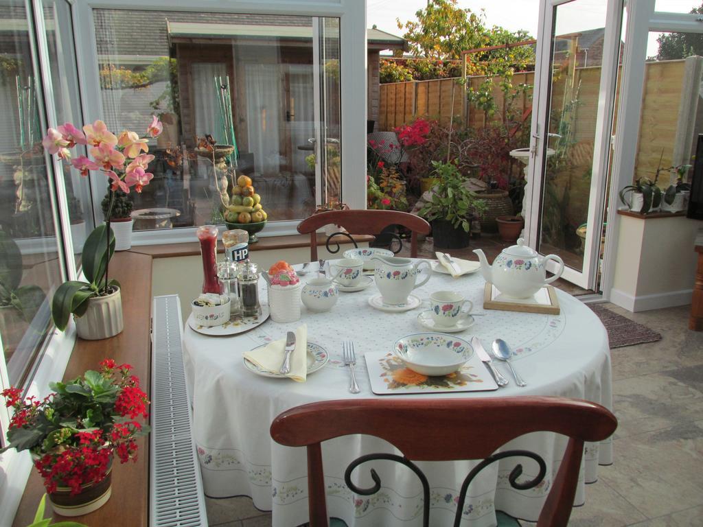 Albertine ,A Warm Welcome Awaits You ,Offering Room Only Or Bed And Breakfast ,Ideal Location For Solent Way ,High Street ,Isle Of Wight ,New Forest Lymington Bagian luar foto