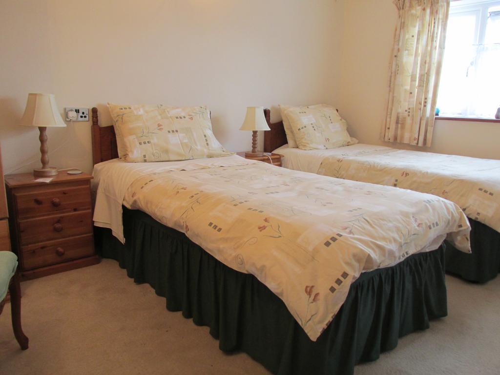 Albertine ,A Warm Welcome Awaits You ,Offering Room Only Or Bed And Breakfast ,Ideal Location For Solent Way ,High Street ,Isle Of Wight ,New Forest Lymington Ruang foto