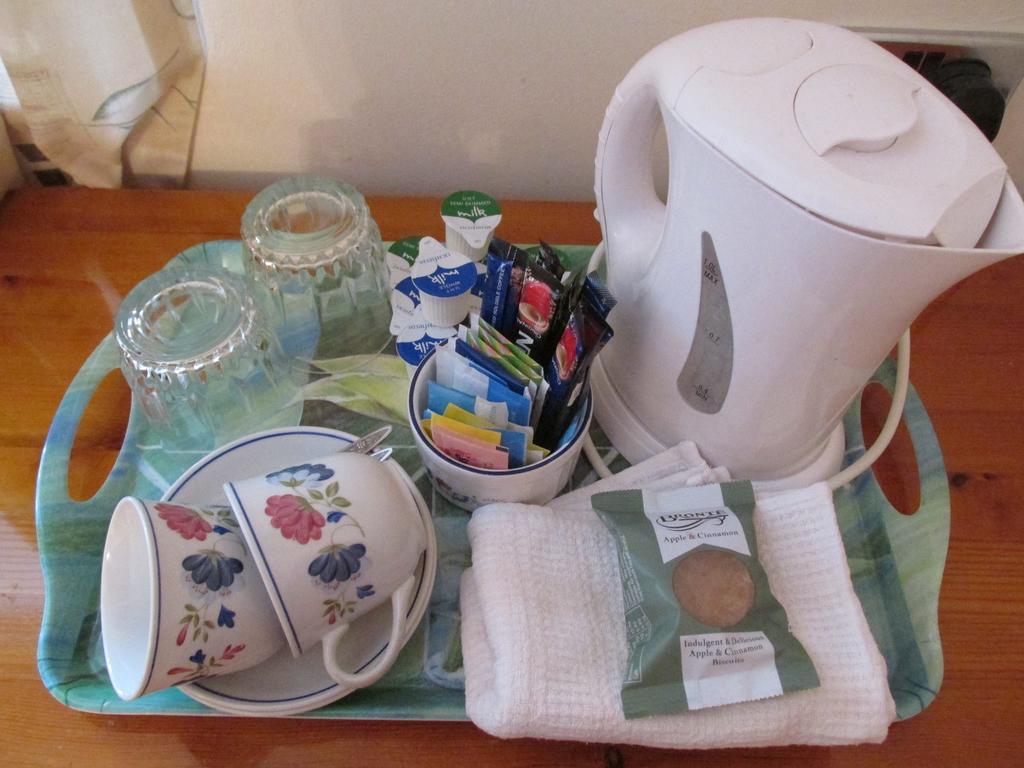 Albertine ,A Warm Welcome Awaits You ,Offering Room Only Or Bed And Breakfast ,Ideal Location For Solent Way ,High Street ,Isle Of Wight ,New Forest Lymington Ruang foto