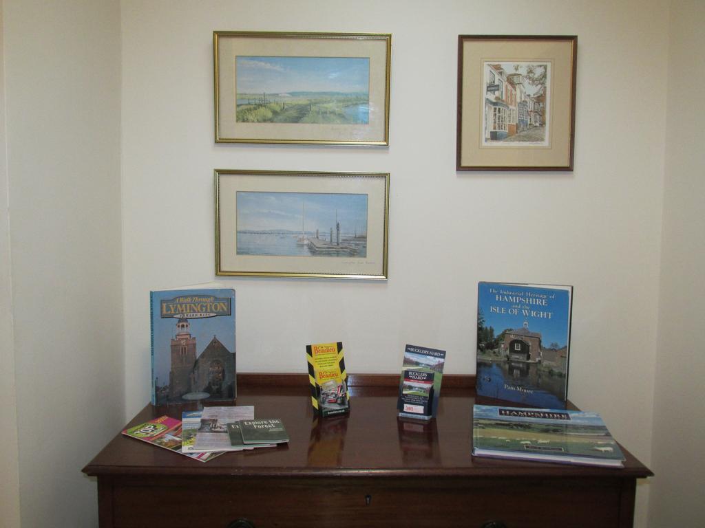 Albertine ,A Warm Welcome Awaits You ,Offering Room Only Or Bed And Breakfast ,Ideal Location For Solent Way ,High Street ,Isle Of Wight ,New Forest Lymington Bagian luar foto