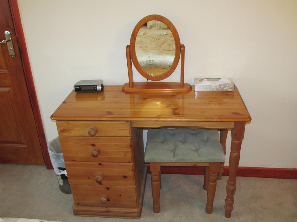 Albertine ,A Warm Welcome Awaits You ,Offering Room Only Or Bed And Breakfast ,Ideal Location For Solent Way ,High Street ,Isle Of Wight ,New Forest Lymington Ruang foto
