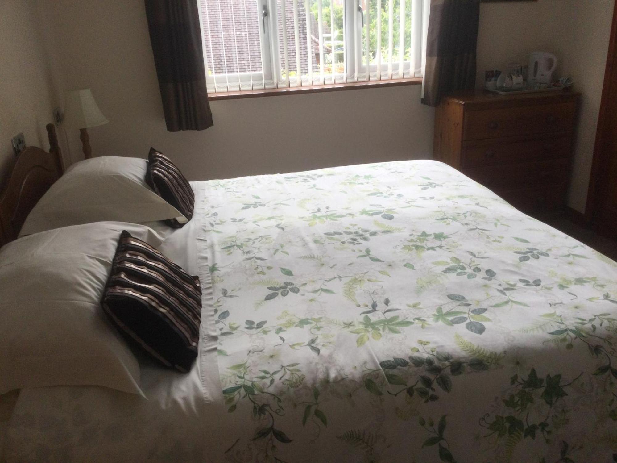Albertine ,A Warm Welcome Awaits You ,Offering Room Only Or Bed And Breakfast ,Ideal Location For Solent Way ,High Street ,Isle Of Wight ,New Forest Lymington Bagian luar foto
